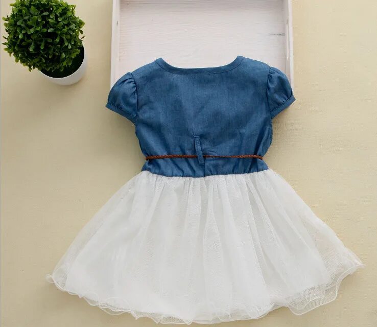 нарядное джинсовое платье для девочки. платье с кружевом для девочки. летняя одежда для девочек. красивое детское платье. детское платье с бусинами.