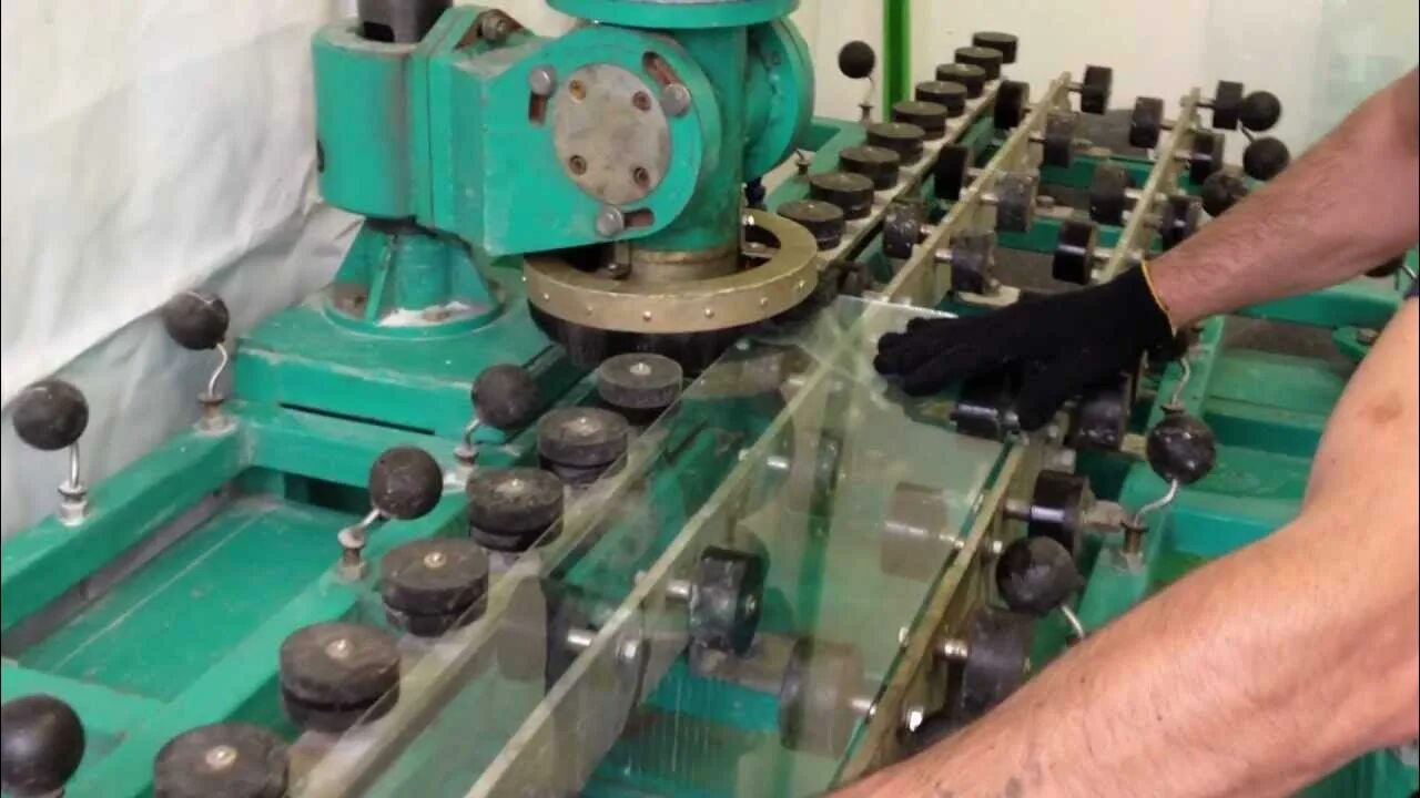 Техники обработки стекла. Двухленточный станок для шлифовки и полировки кромки стекла лс-180-2. Станок для шлифовки кромки стекла. Станок для огранки стекла. Шлифовка кромки стекла.