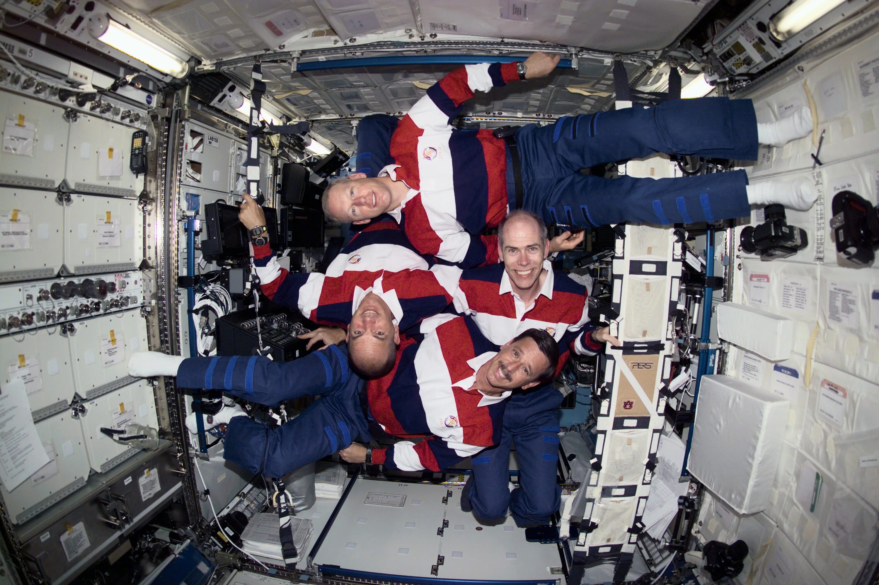 Космонавты в космосе видео для детей. STS 105. Космонавт в ракете. Космонавт в корабле. Невесомость на МКС.