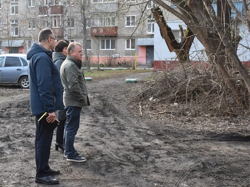 Новости на взгляд ру. Благоустройство двора. Школьники на улице. Благоустройство части двора. Благоустройство города с детьми.