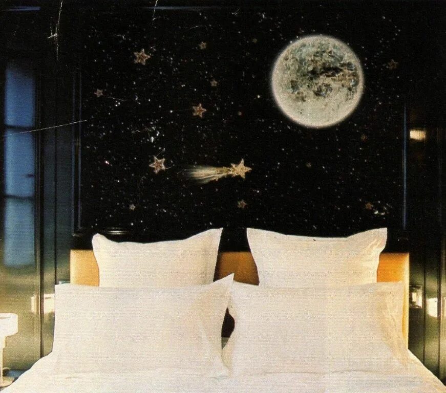 Homing moon. Луна в интерьере. Луна в комнате интерьер. Луна в декоре в спальне. Спальная средняя интерьер с луной.