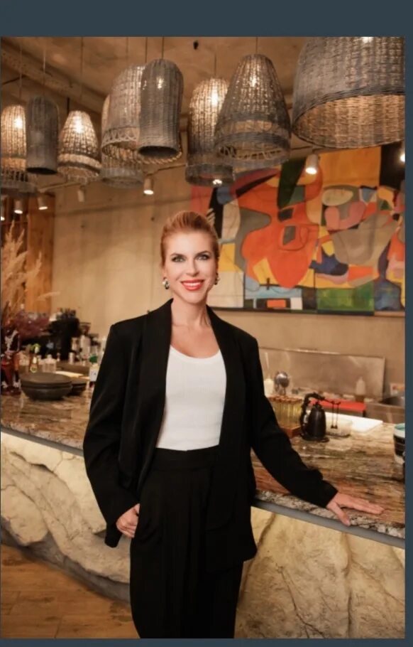 Хозяйка кафе фото. Владелец ресторана ершак. Владелица кафе не пустила. Хозяйка кофейни. Кафе рандеву лысые горы.