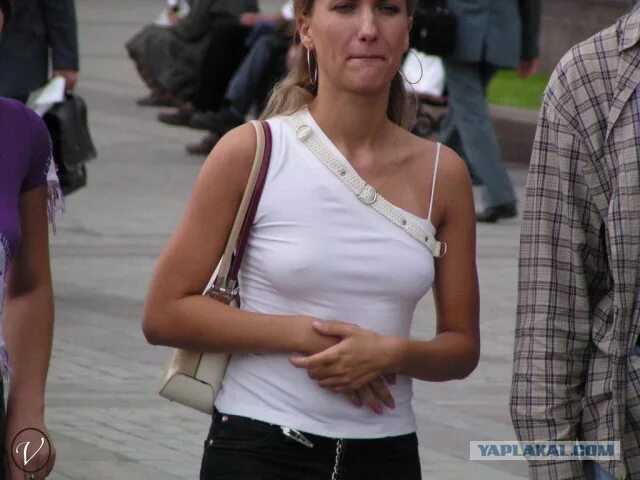 Шлюха с торчащими сосками на улице