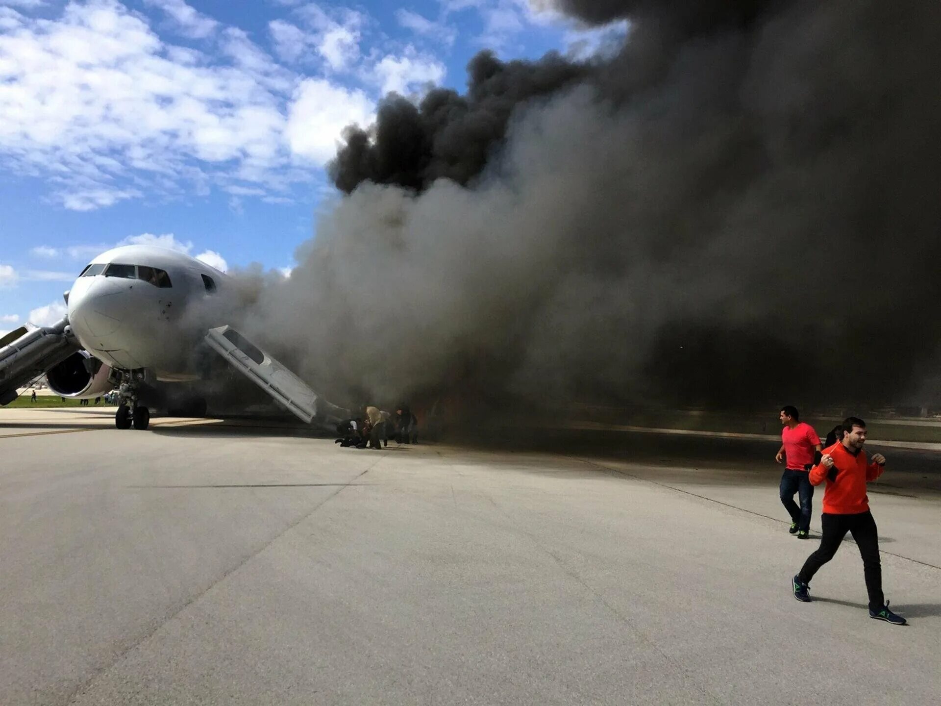 Посадка людей в самолет. Катастрофа a320 в Тегусигальпе. Горящий самолет. Самолет перед взлетом. Посадка самолета.