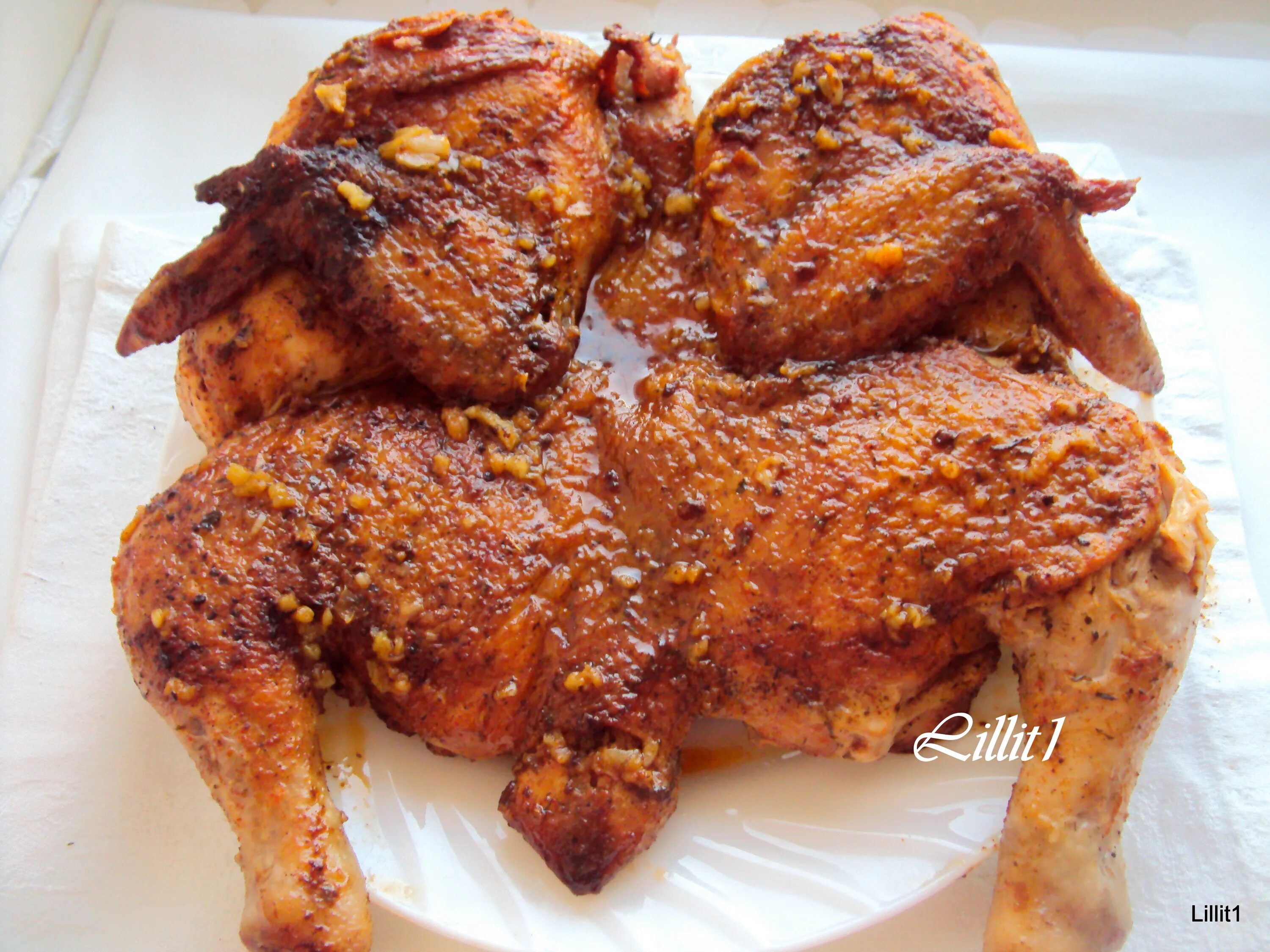 Цыпленок табака по-грузински. Цыплёнок тапака цыплёнок табака. Сковорода тапака грузинская. Курица под прессом на сковороде. Курица табака на сковороде.