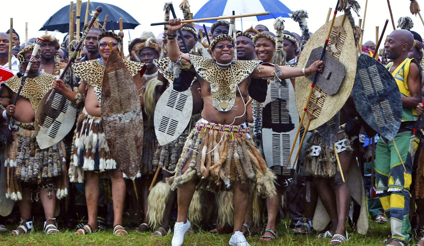 Zulu tribe. ЮАР Зулусы. Зулусы народ Африки. Племя зулусов в Африке. Племя Зулу ЮАР.