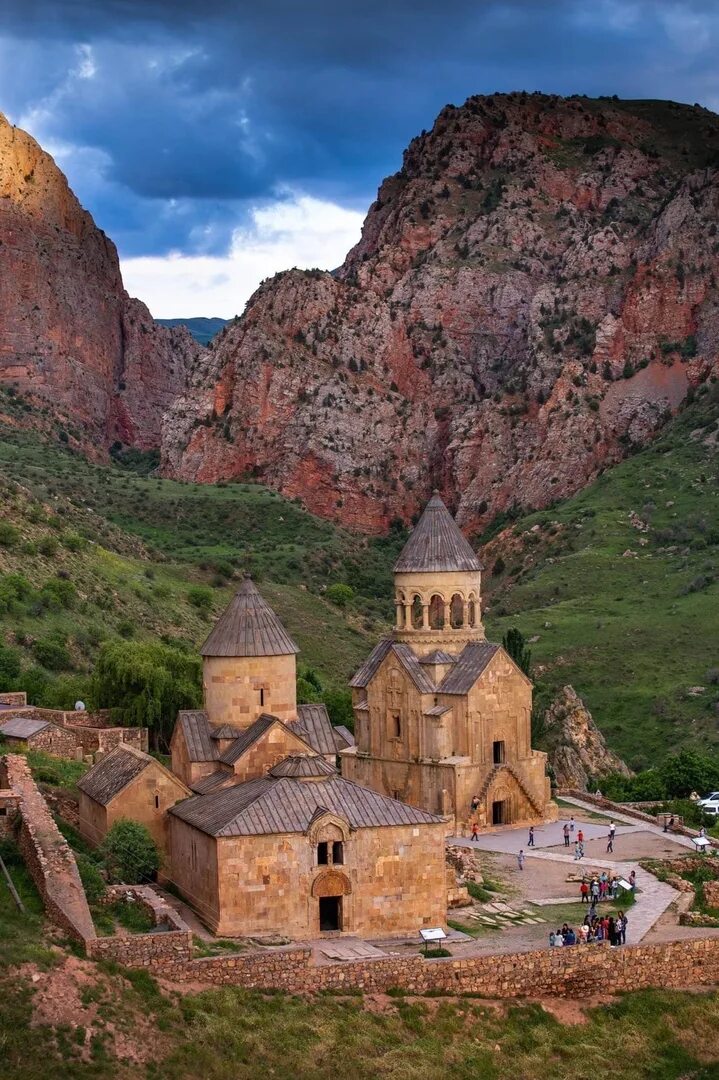Крылья татева монастырь. Монастырь татев. Монастырь нораванк армения. Монастырский комплекс нораванк армения. Татевский монастырь в армении.