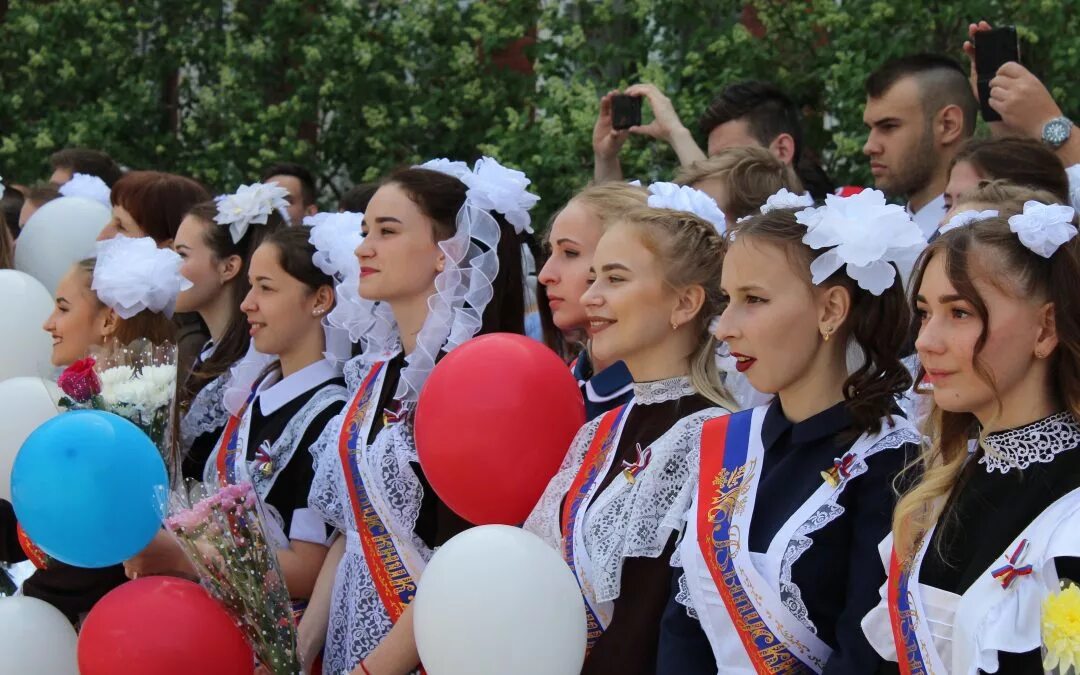 Прическа на последний звонок. Последний звонок выпускники. Причёски на выпускной 11 класс последний звонок. Прически на выпускной в школу 11 класс.