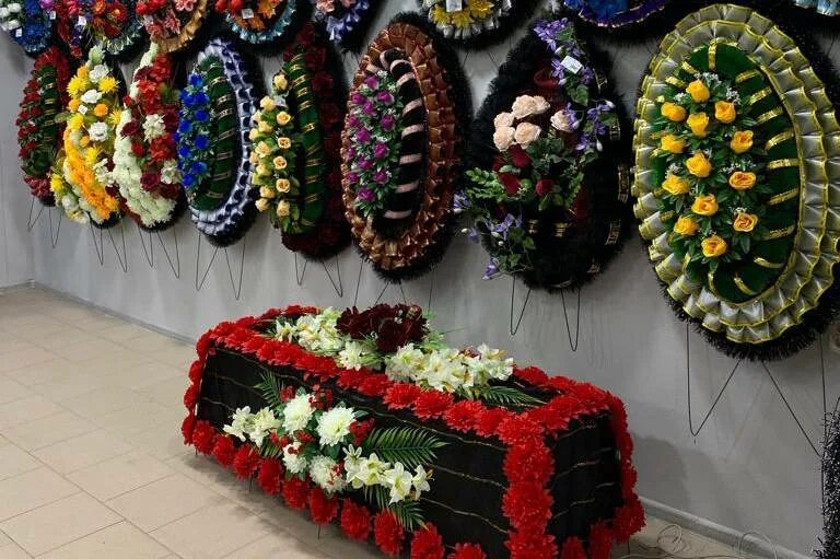 Венок ритуальный. Арника ритуальные венки. Ритуальные венки синие. Венки в ростове. Венки в ростове.