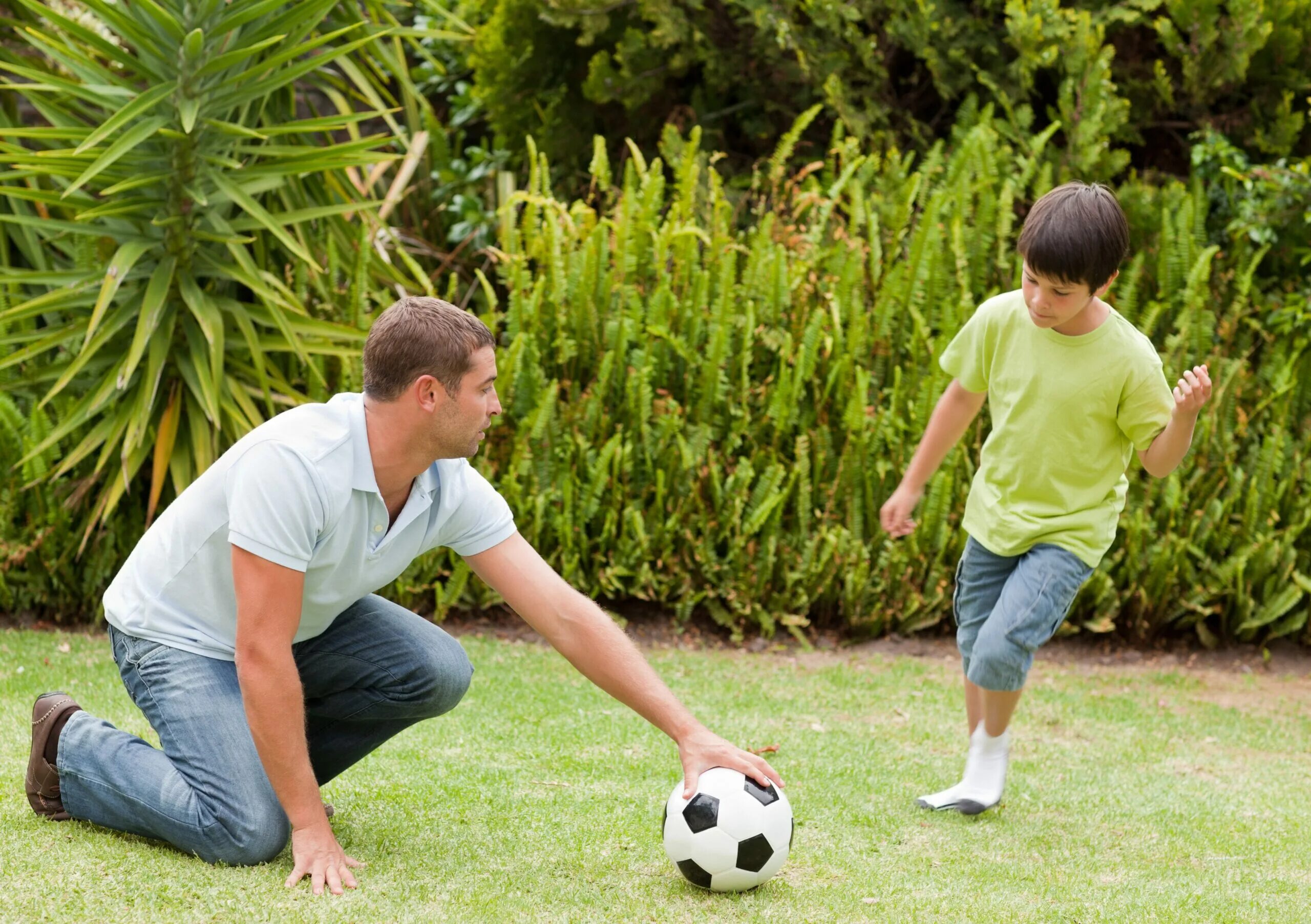 Dad likes playing. Паппа с детьми играет в мяч. Футбол дети. Родители и дети футбол. Мальчик с футбольным мячом.