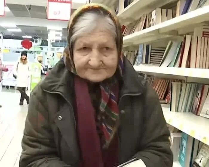 Почему бабушка пошла. Бабка в магазине. бабушка идет в магазин. бабушку выгнали из дома.