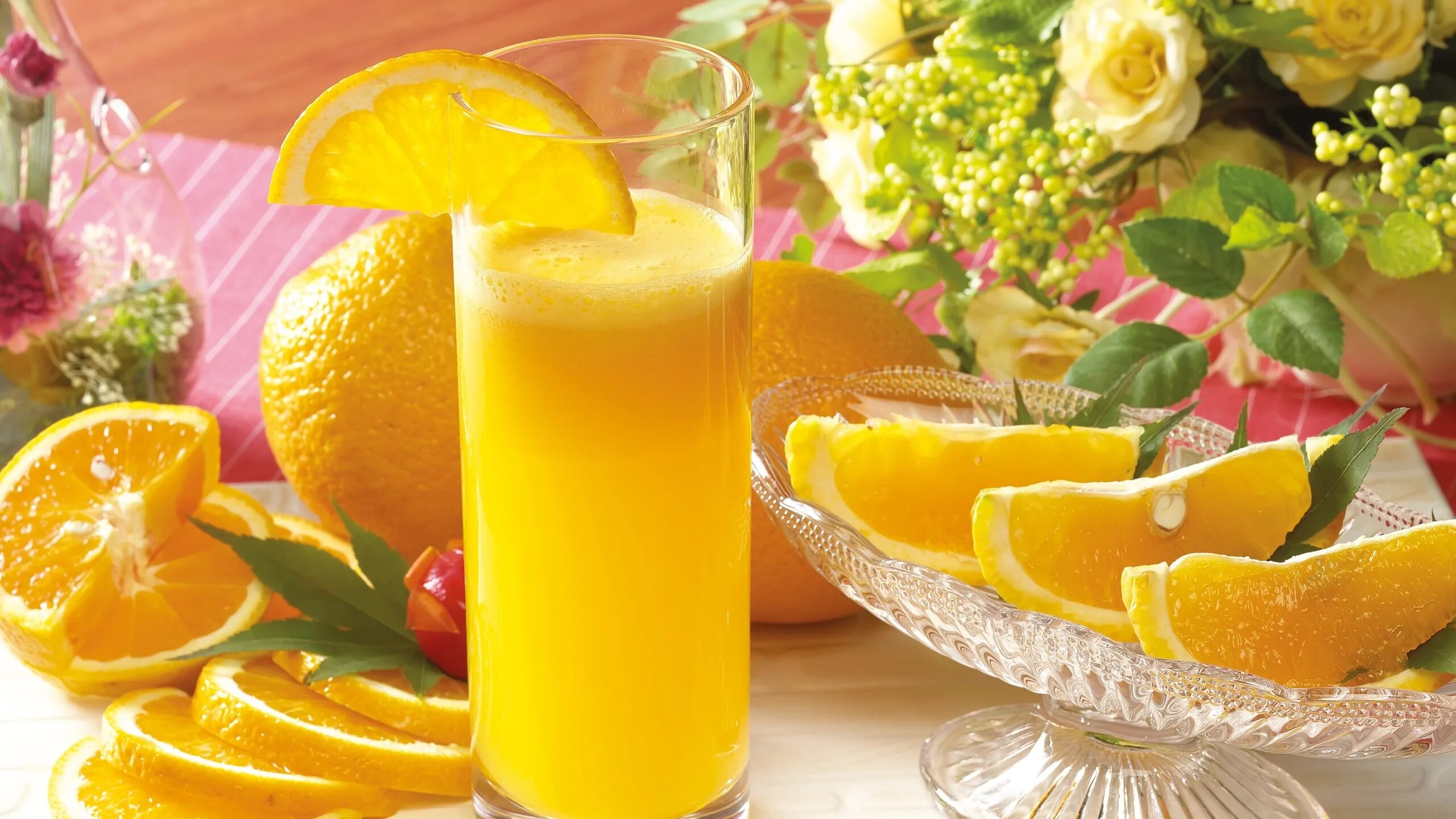 Апельсиновый сок. Яркие фрукты. Апельсиновый напиток. Стакан апельсинового сока.