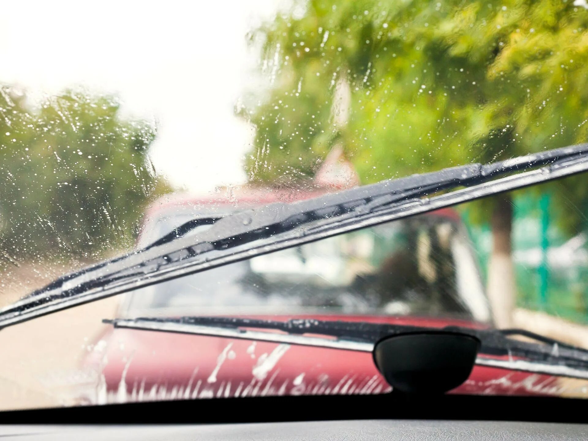 Driver rain. Wiper Blade дворники. Дворники автомобильные на стекле. Автомобильные дворники в дождь. Лобовое стекло с дворником в дождь.