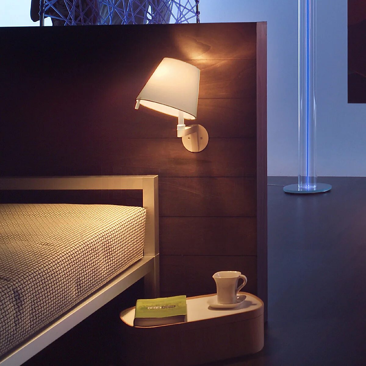 лампа прикроватная настенная. настенная лампа в спальню. настенные светильники в спальню. бра artemide melampo 0721010a. настенные светильники в спальню.