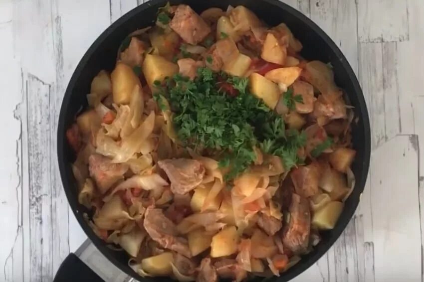 Рагу с капустой и картошкой и мясом. Рагу с капустой без картошки на пару. Рагу с капустой и картошкой и мясом рецепт. Овощное рагу с капустой и картошкой рецепт с фото.