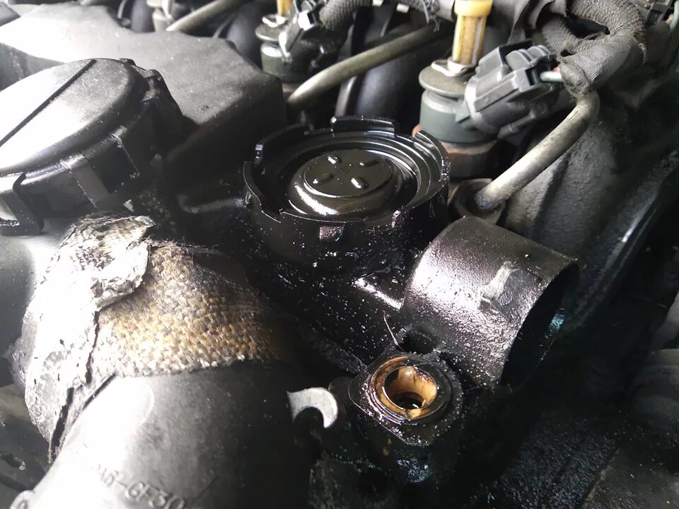 Сапун гонит масло. 1.6 hdi сапун. 2.2 hdi сапун. citroen 107 сапун. 1.6 citroen сапун.