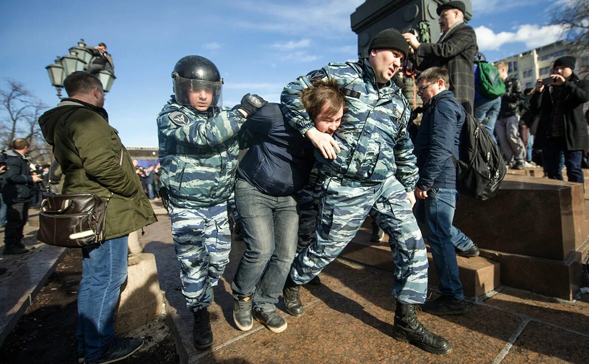 Пресечение нарушений на выборах. Столкновение полиции и митингующих в России.