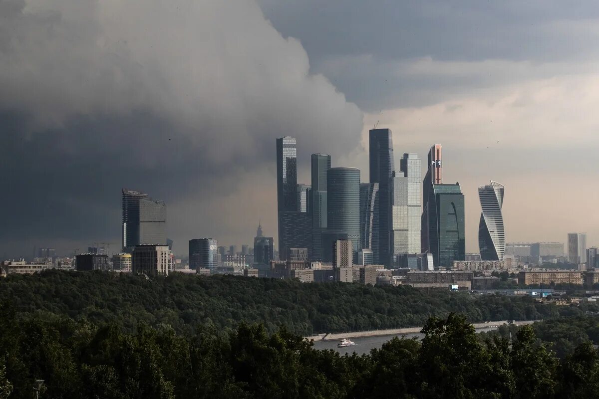 Погода в москве сити. Москва Сити гроза. Москва Сити дождь. Москва Сити пасмурно тучи. Ураган в Москве Сити.