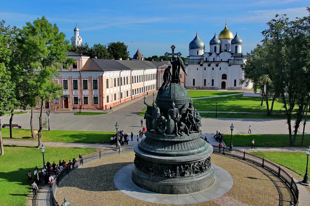 Новгород из санкт петербурга экскурсия 1 день. Памятник тысячелетие России Великий Новгород. Амятник «тысячелетие России» — Великий Новгород. Новгородский Детинец Великий Новгород памятник тысячелетию Руси. Великий Новгород Кремль памятник тысячелетие России.