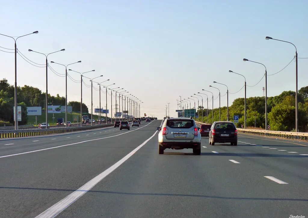 Понятие ограниченная видимость. Трасса с машинами. Интенсивность движения автотранспорта. Дороги с малой интенсивностью движения. Машина на дороге.