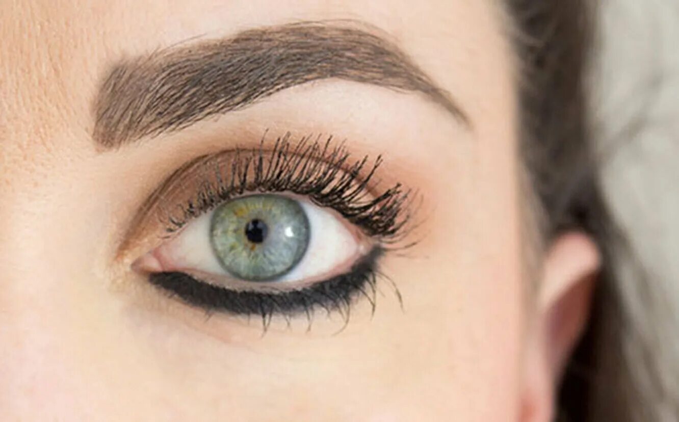 раскосые глаза. раскосые миндалевидные глаза. необычные стрелки на глазах. строгий макияж. подводка нижнего века.