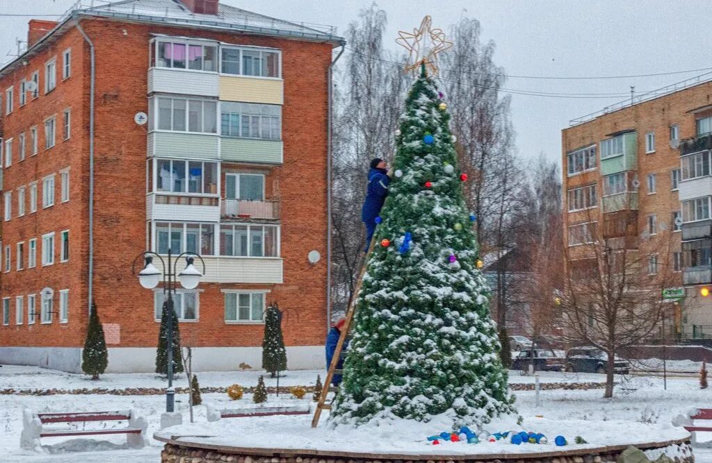 Шаховская. Городское поселение Шаховская. Шаховская елка. Шаховская администрация Главная елка. Шаховская Новогодняя.