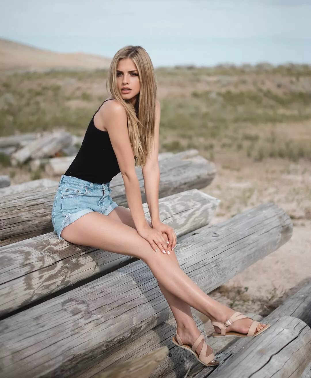 Cara mell фотосессии. красивая девушка на диване. красивые девушки в шортах. юная блондинка. ноги молодых девушек.