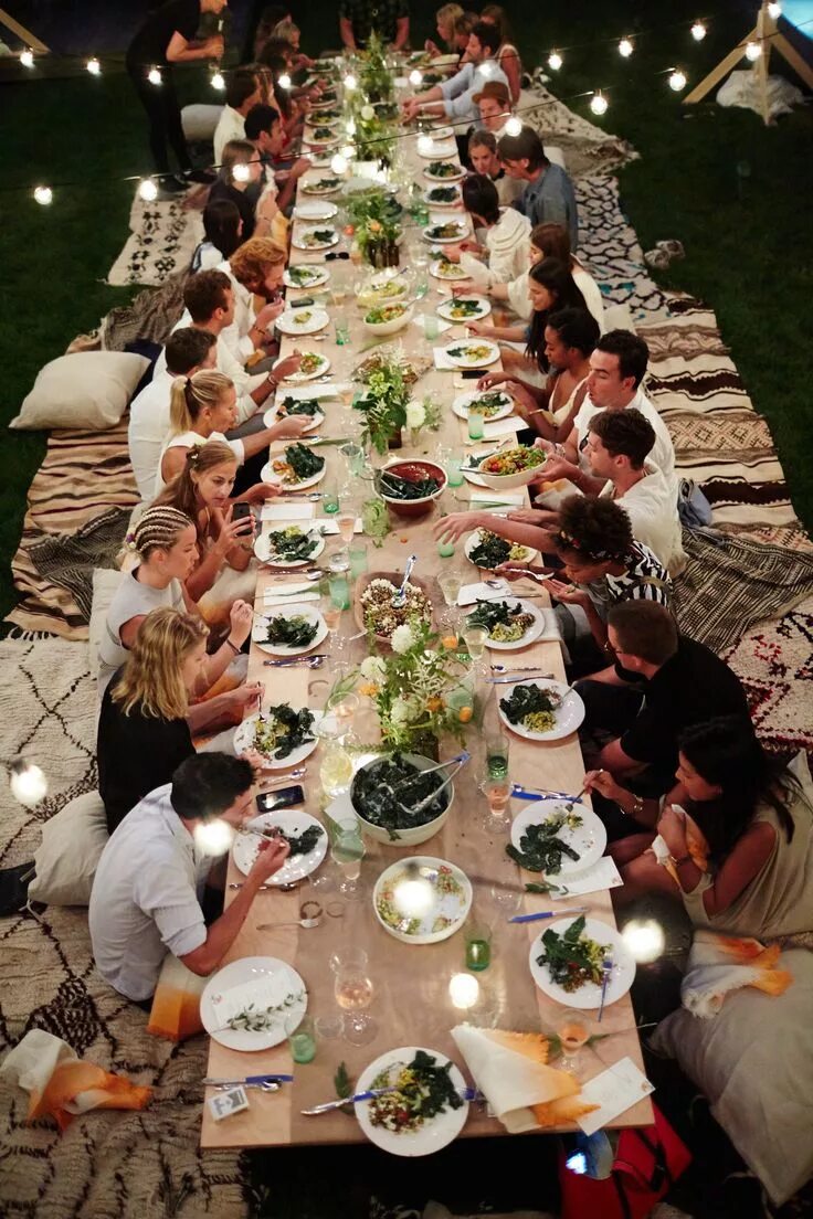 Разместить 60 человек. Свадебный стол с едой. Длинный праздничный стол. Праздничный стол в ресторане. Стол накрытый для гостей.
