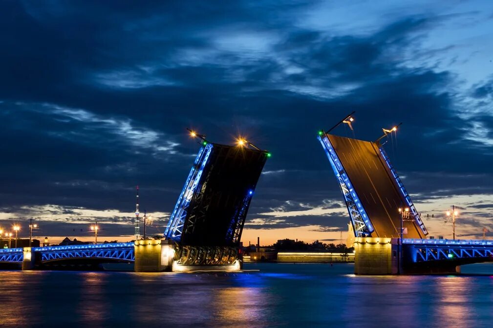 Дворцовый мост и и стелла. Разводные мосты mart. Архитектор дворцового моста в санкт-петербурге. Поднятые мосты в питере. Разводной большеохтинский мост.