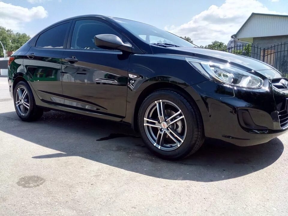 Литые диски 15 радиус на хендай. Диски r16 Solaris. Hyundai Solaris r16. Hyundai Solaris 2014 диски r16 Official. Solaris черный r16.