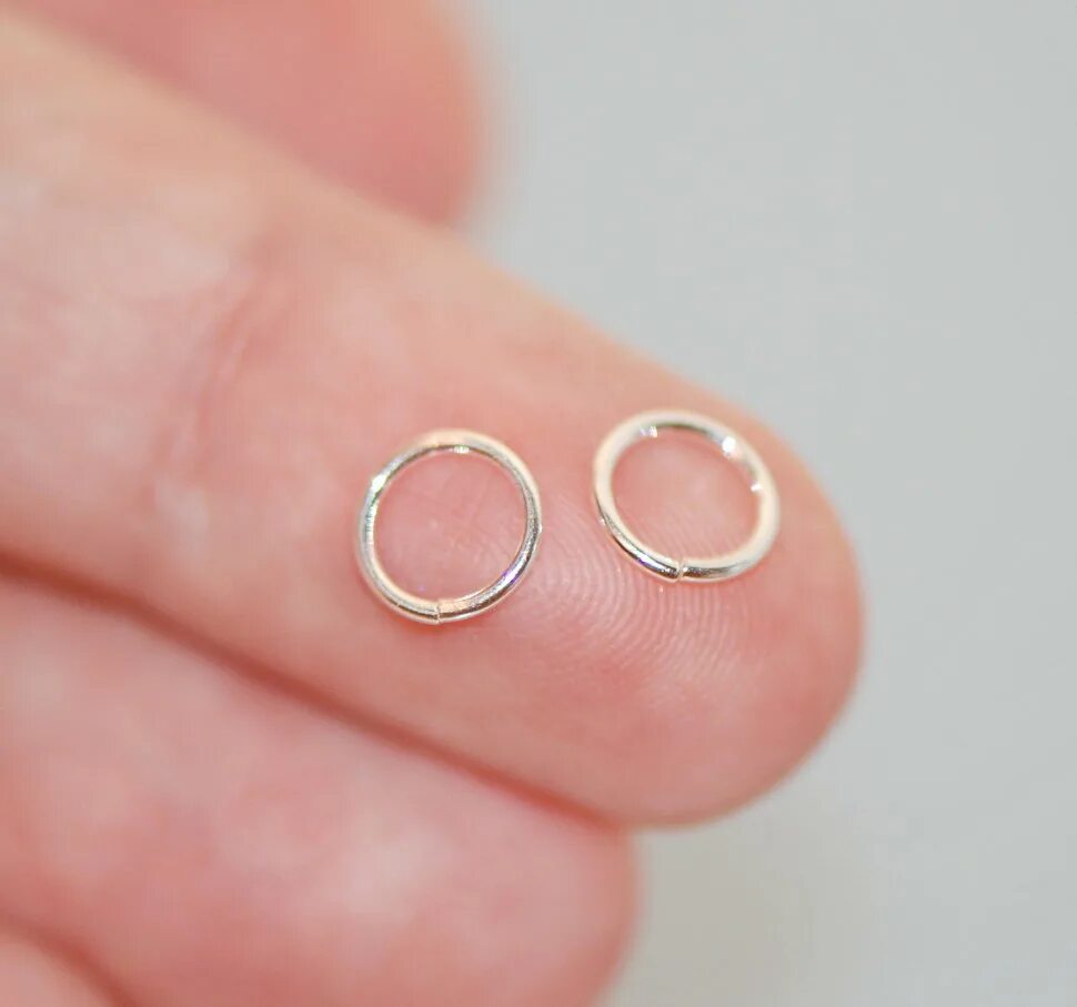 Тонкое кольцо с камнем. Тонкие кольца. Маленькое серебряное кольцо. Кольцо семя жизни. Серебряное кольцо r3300.