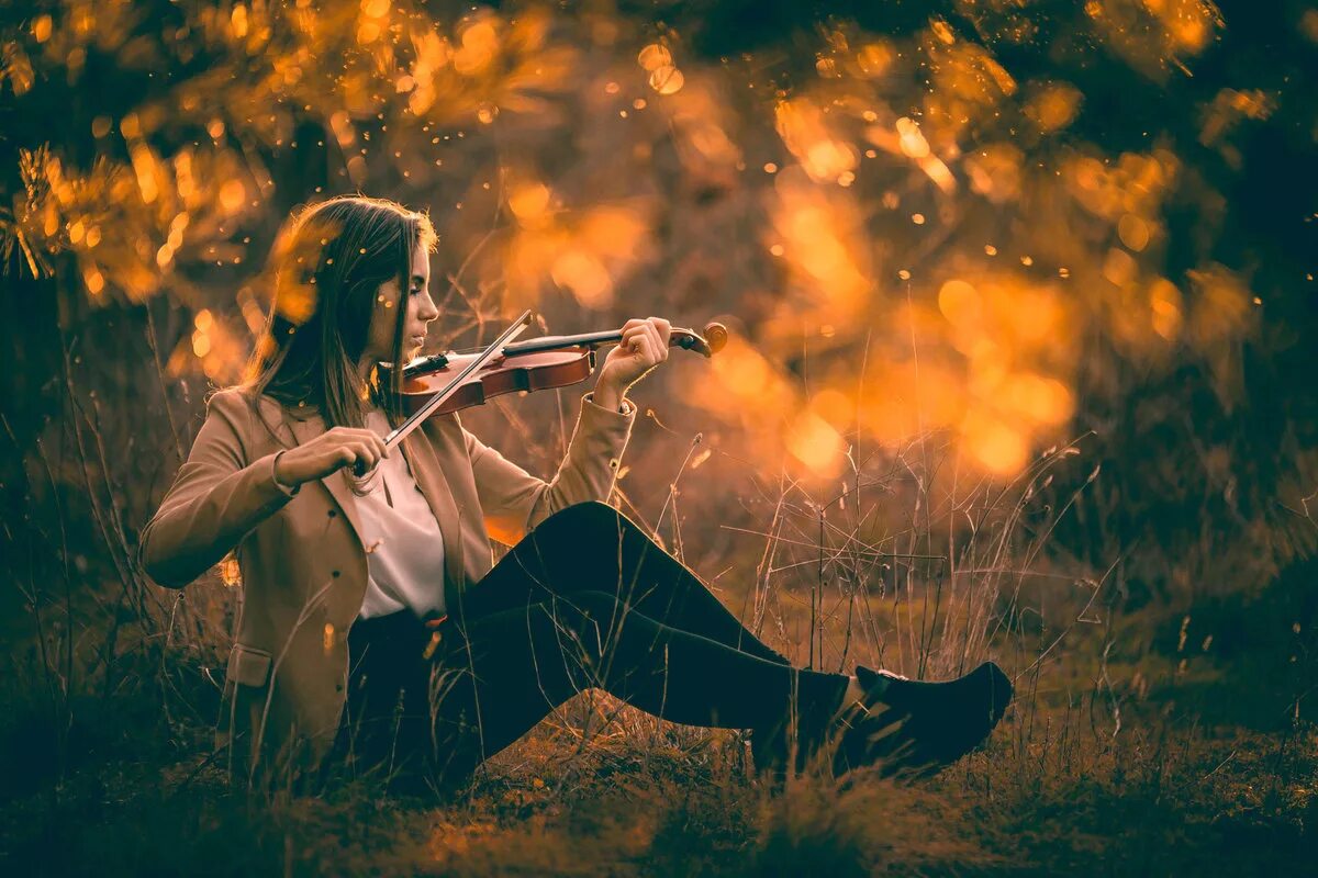 Музыка без души. Девушка скрипка природа. Фотосессия со скрипкой на природе. Осень девушка со скрипкой. Девушка со скрипкой в лесу.
