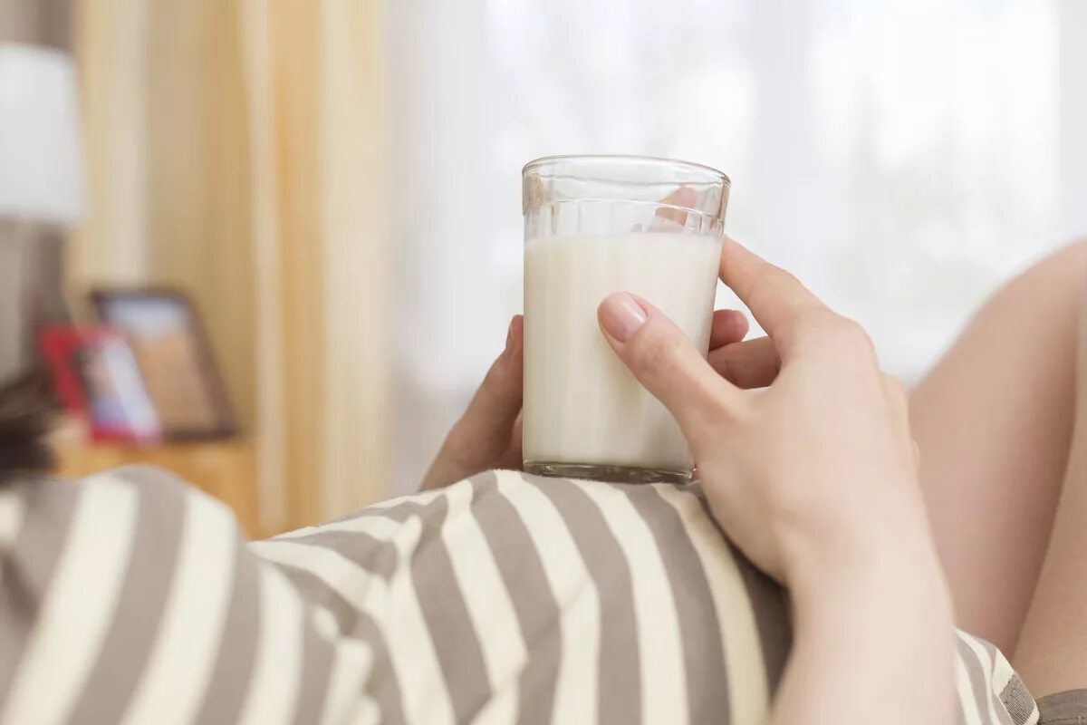 Кефир вредно пить. Пьет молоко. Кефир. Молоко беременность. Кефир при беременности.