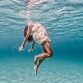 Поза в воде