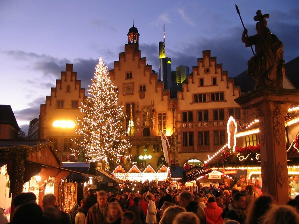 Как празднуют новый год в германии. Weihnachtsmarkt Франкфурте. Frankfurter Weihnachtsmarkt, Франкфурт, Германия. Weihnachten Рождество в Германии. Рождественская традиция в Германии.