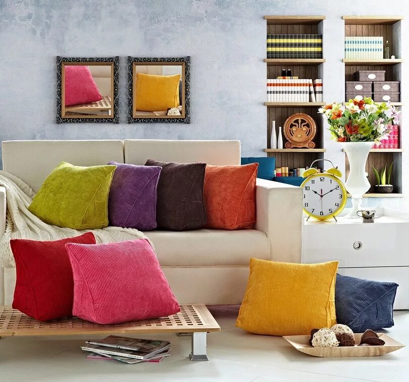 Подушки на диван фото. Цветные подушки в интерьере. Диванные подушки в интерьере. Декоративные подушки в интерьере гостиной. Декоративные подушки на диван в интерьере.