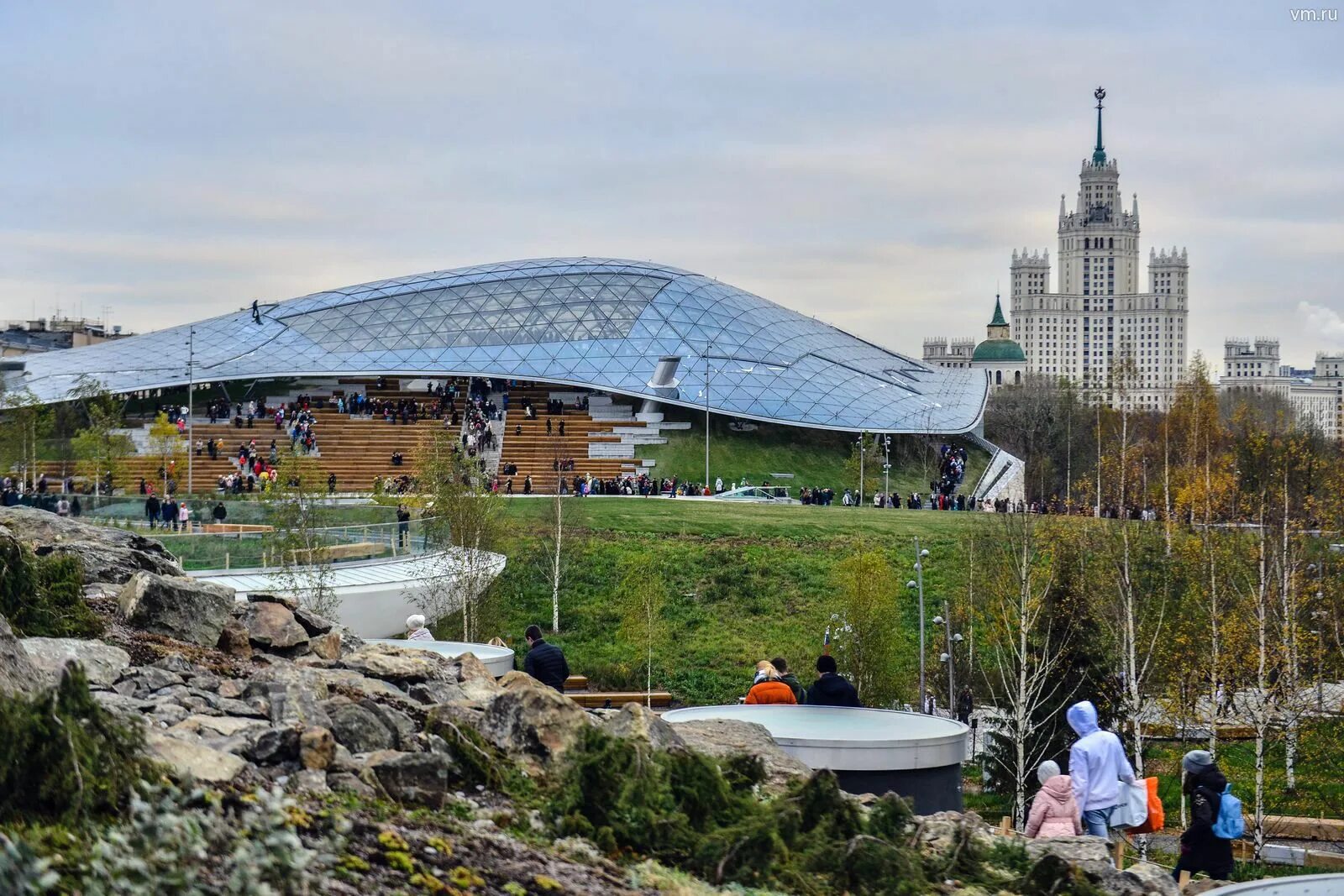 Зарядье выставки часы работы. Парк Зарядье. Парк Зарядье в Москве. Стеклянная гора Зарядье. Парк Зарядье амфитеатр летом.