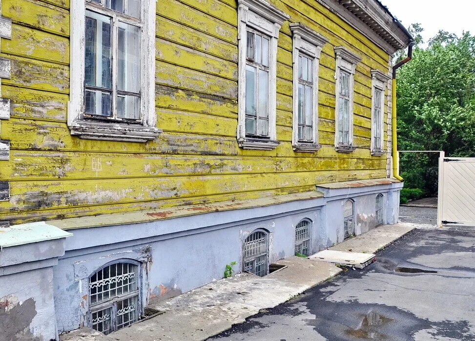 Сейчас главное не красивый дом и ухоженный. Засыпанные первые этажи зданий. Первые этажи под землей. Здания с окнами в земле. Откопанные этажи старинных зданий.