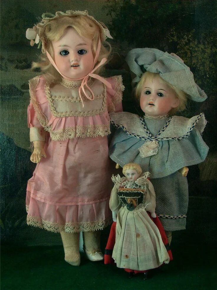 Старая куколка. Старинные куклы. Винтажные куклы. Старые фарфоровые куклы. Куклы Антикварные Винтажные.