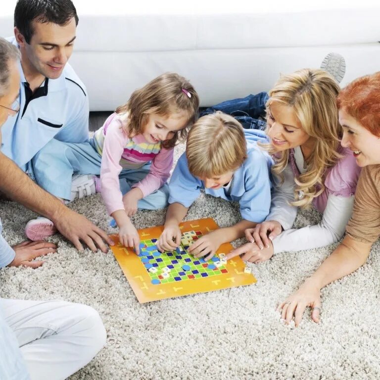 S detmi ru. Игры для всей семьи. Дети и родители вместе. Настольная игра «семейное». Родители играют с детьми.