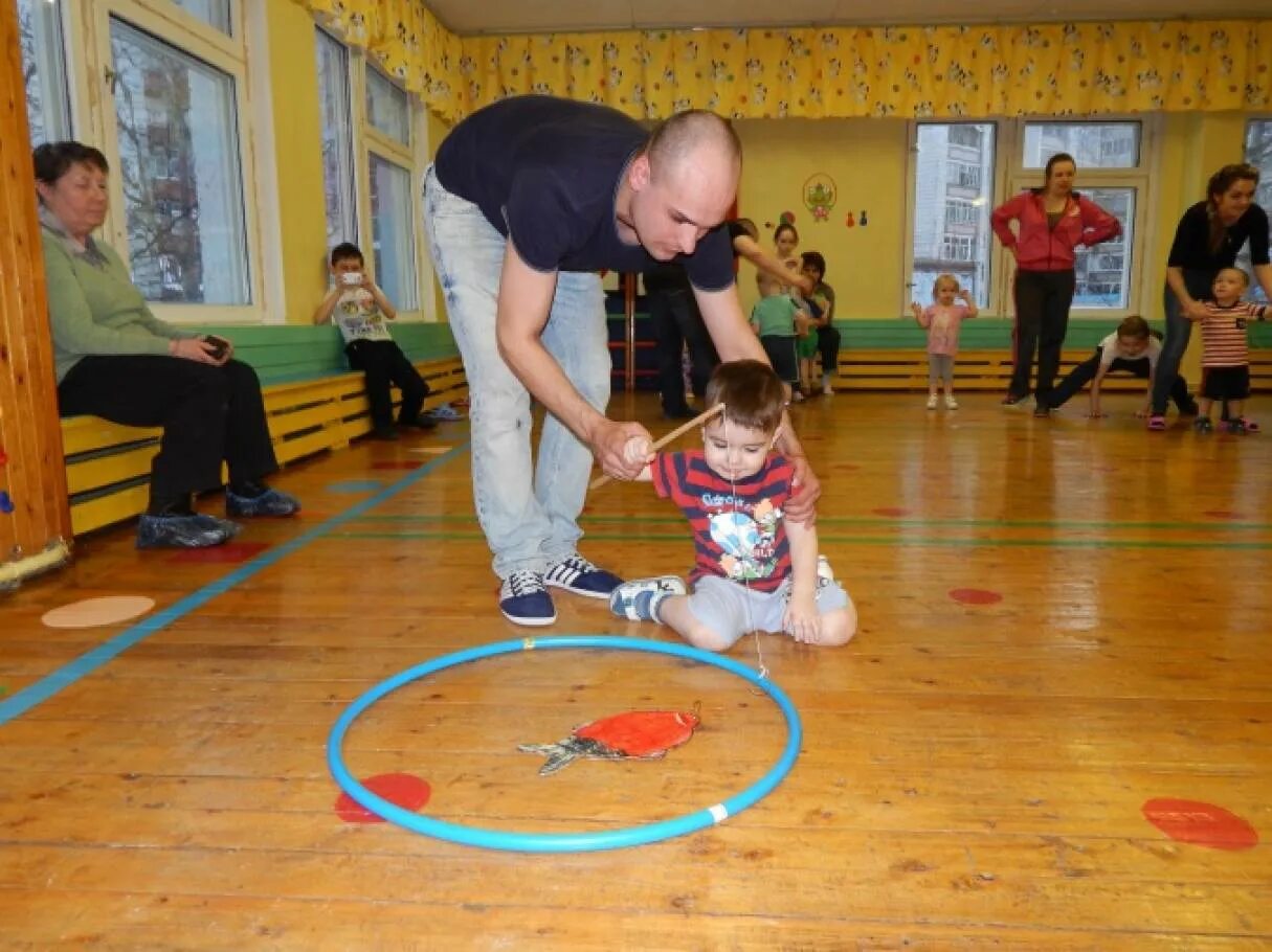 Спортивные развлечения для пап... Спортивное развлечение в детском саду. Спортивный праздник с папами. Спортивное развлечение вместе с родителями в детском саду.