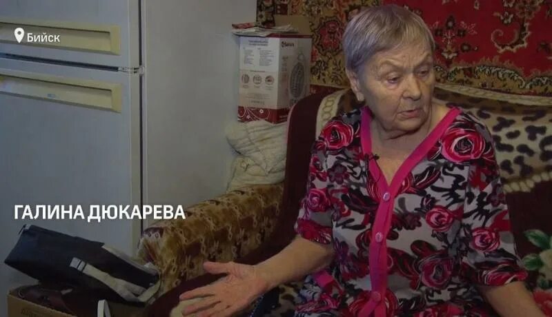 Бабуля переписала квартиру на бывшую девушку внука. Бабка перепиши квартиру. бабушка переписала квартиру. бабушку выгнали из квартиры.