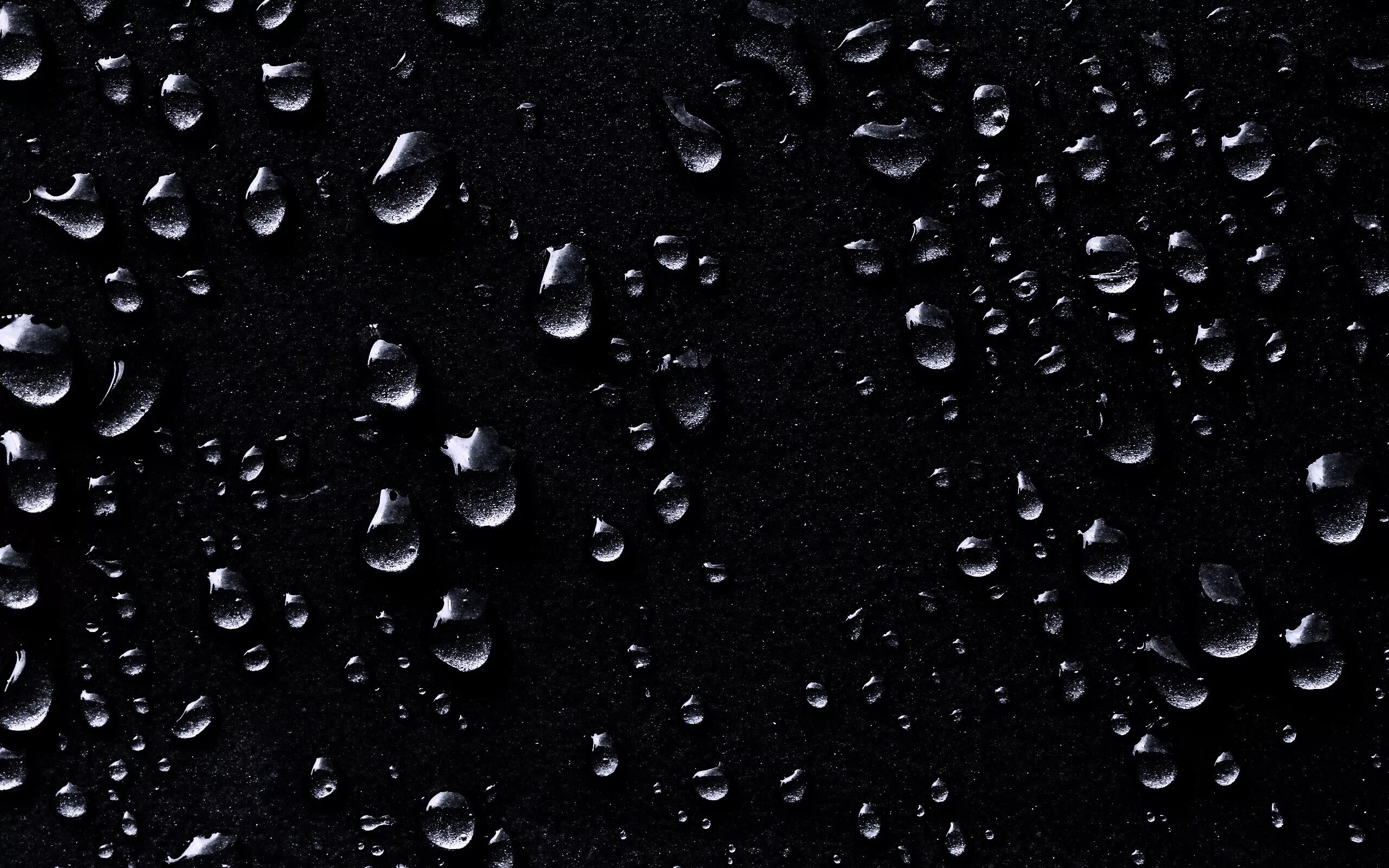 капли воды на черном. ливень. мрачный дождь. небо дождь. дождь на черном фоне.