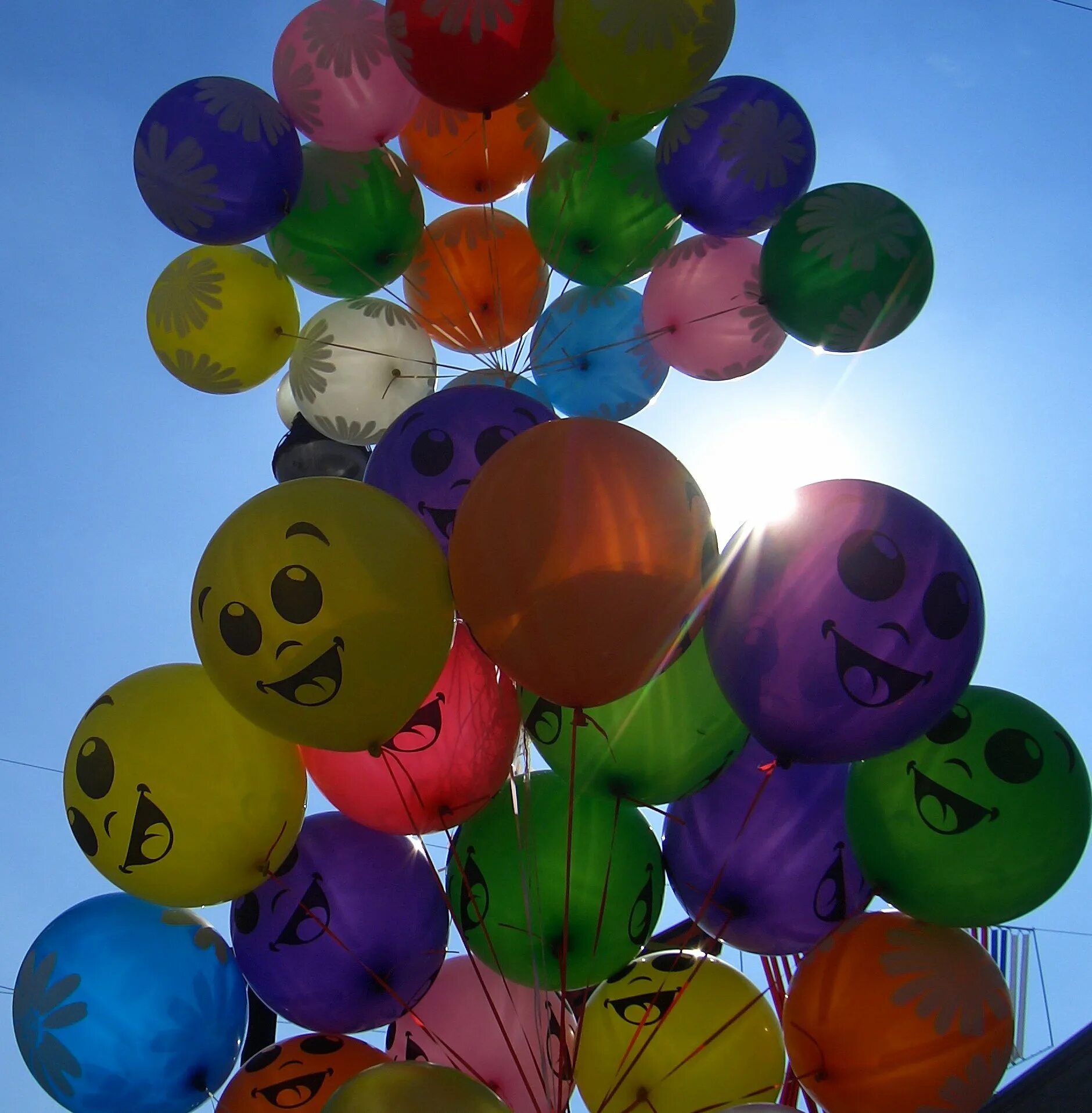 Воздушный шарик. Разноцветные шарики. Шарики праздник. Яркие воздушные шары на праздник.
