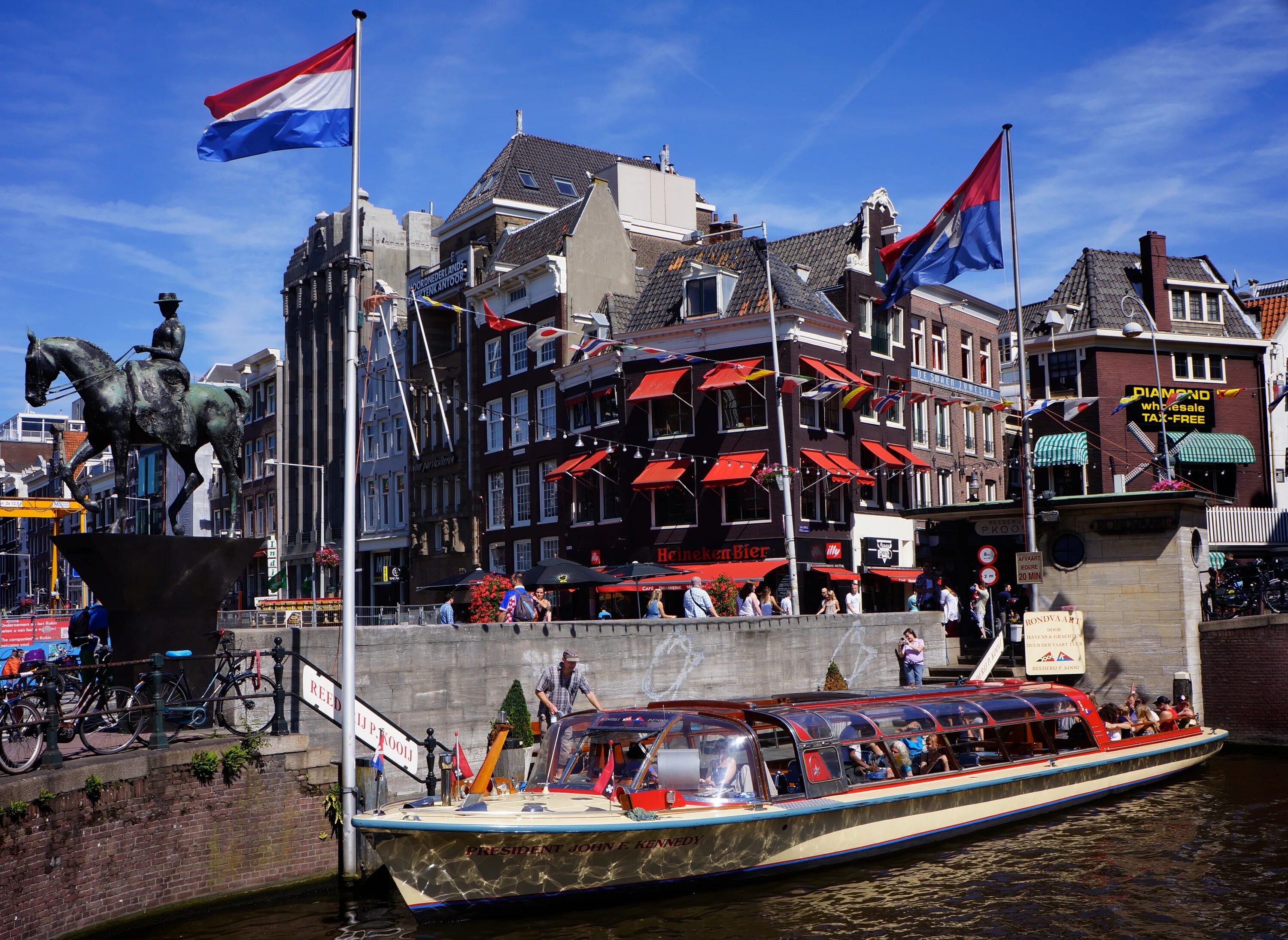 Нидерланды особенности страны. Королевство Нидерланды Амстердам. Нидерланды Амстердам флаг. Нидерланды на нидерландском. Королевство Нидерланды парламент.