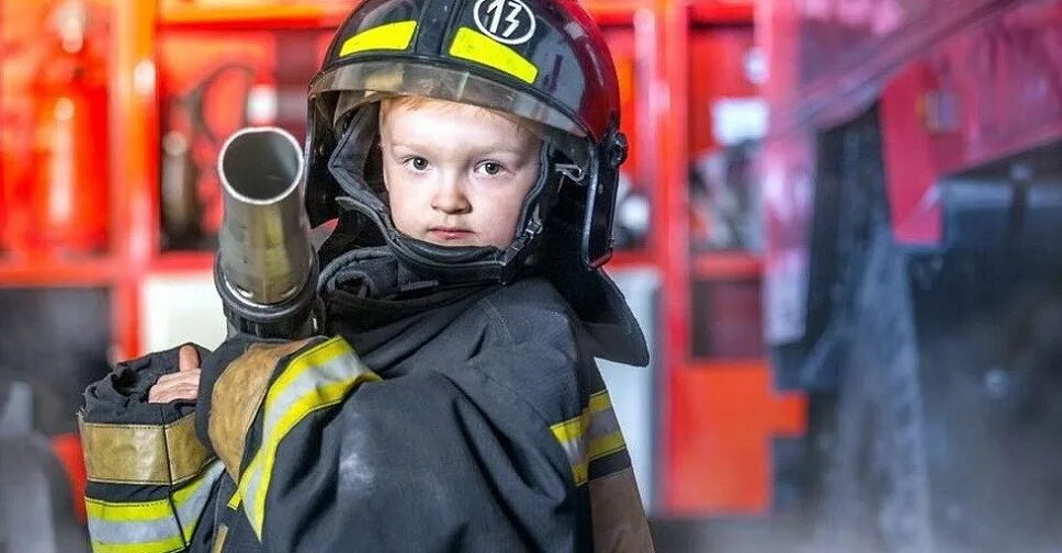 Как выглядит пожарник. Пожарный. Пожарные и спасатели. Профессия пожарный. Пожарник для детей.