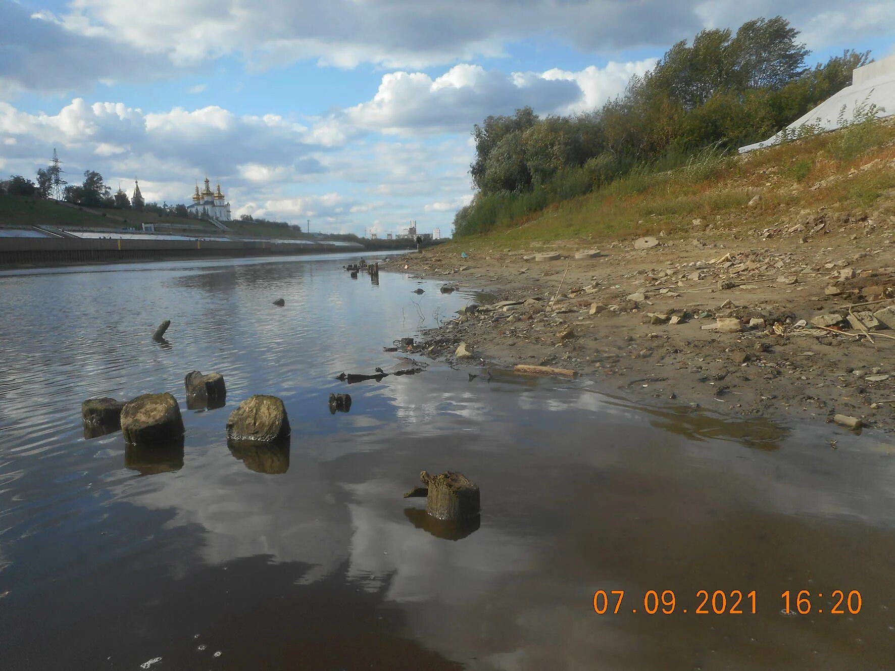 1 в течени реки был сильный излом. Омск Иртыш обмелел. Тура обмелела 2022. Река ТЮКАЛКА Омская область. Иртыш обмелел 2022.