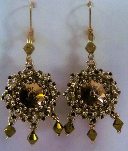 Славянские девушки в венках. Прозвенит девичий смех. Девушка радуется. Побегу по мятой стежке на приволь зелёных лех. Серьги солнце.