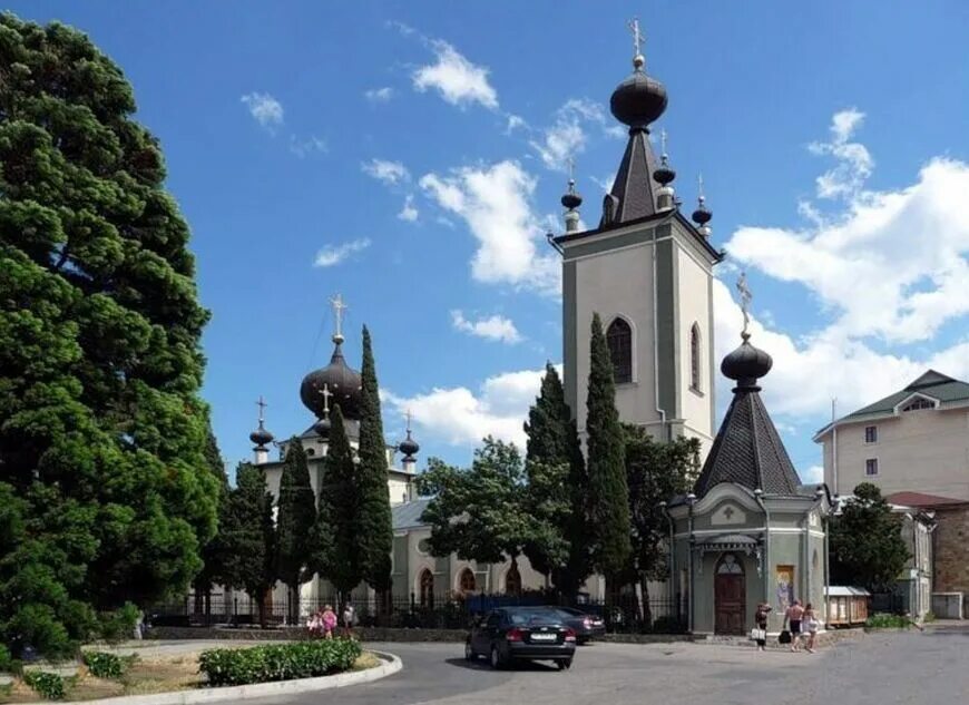 Храм рипсиме в ялте. Храм всех святых алушта. Религиозный памятник крыма. Религиозный памятник крыма. Храм в ялте на горе архангела михаила.