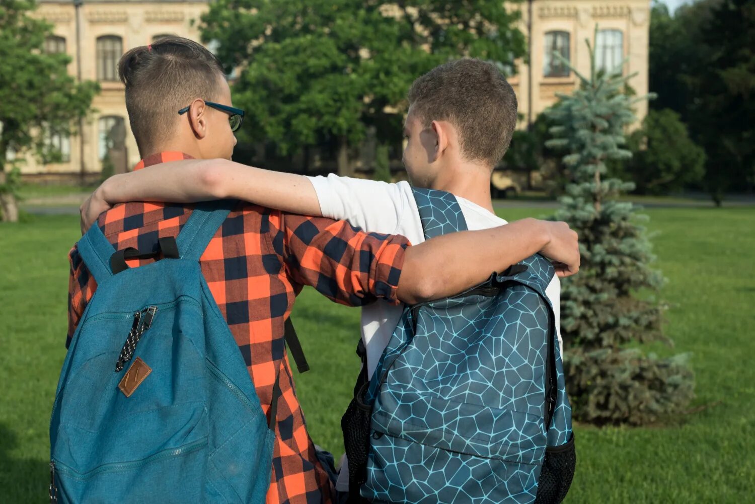 Привет джули. Братья близнецы мартинес. Каллэн маколифф привет джули. Юноши и девушки подростки. Ангус макларен h2o.